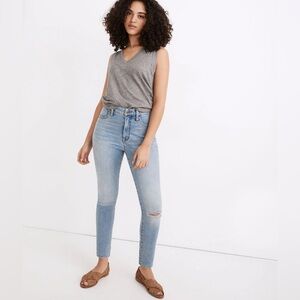 Madewell Curvy Roadtripper Jeans in Benton Wash: Knee-Rip Edition | Size 28